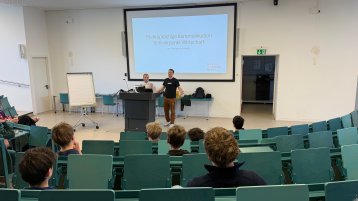 Fachschaftsmitglieder halten eine Präsentation im Hörsaal (Bild: Mariana Malugani, TH Köln)