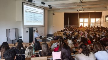 Blick in den Hörsaal, in dem Studierende Herrn Scheitzas Vortrag lauschen  (Bild: TH Köln)
