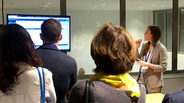 Masterstudentin Lisa Honig bei der Machine Translation Demo vor Publikum Masterstudentin Lisa Honig bei der Machine Translation Demo vor Publikum