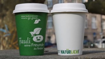 Das alte und das neue Design der kompostierbaren Kaffeebecher  (Bild: Stefanie Halwas / TH Köln)