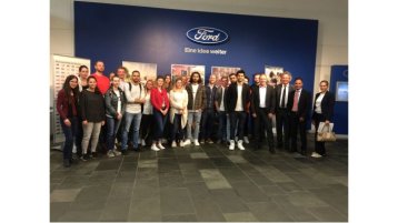 Besichtigung der Ford Werke: Die Gewinner der Case Study zusammen mit Bernd Rose (Ford), Kamal Rhaouat (Ford), Prof. Dr. Hartmut Reinhard (TH Köln) und Judith Friesenhahn (TH Köln) (Bild: Christian Fischer/ Ford) Besichtigung der Ford Werke: Die Gewinner der Case Study zusammen mit Bernd Rose (Ford), Kamal Rhaouat (Ford), Prof. Dr. Hartmut Reinhard (TH Köln) und Judith Friesenhahn (TH Köln) (Bild: Christian Fischer/ Ford)