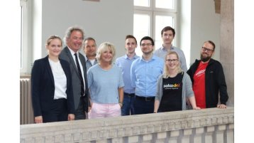Prof. Dr. Hartmut Reinhard (TH Köln) und Judith Friesenhahn (TH Köln) zusammen mit Karin Lorenz, IBoA-Mitglied und COO von Saloodo!, sowie den DHL Freight und Saloodo! Mitarbeiterinnen und Mitarbeitern (DHL Freight: Benedikt Dahmen, Wolfgang Klauth, Arthur Rochowiak und Maxime Roland; Saloodo!: Janine Kupfer und Daniel Mahnken) (Bild: Julia Ebeling/ TH Köln) Prof. Dr. Hartmut Reinhard (TH Köln) und Judith Friesenhahn (TH Köln) zusammen mit Karin Lorenz, IBoA-Mitglied und COO von Saloodo!, sowie den DHL Freight und Saloodo! Mitarbeiterinnen und Mitarbeitern (DHL Freight: Benedikt Dahmen, Wolfgang Klauth, Arthur Rochowiak und Maxime Roland; Saloodo!: Janine Kupfer und Daniel Mahnken) (Bild: Julia Ebeling/ TH Köln)
