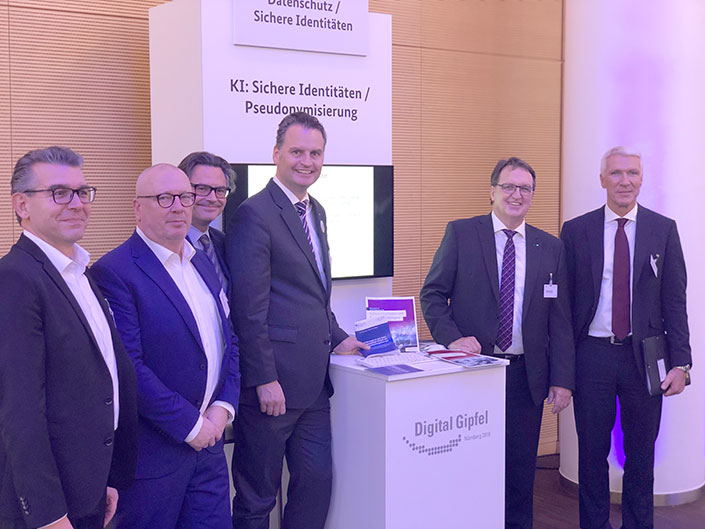 v.l.: Dr. Dirk Bornemann, Head of Corporate, External & Legal Affairs, Microsoft, Dr. Klaus Dieter Ulmer, Senior Vice President Group Privacy, Prof. Dr. Rolf Schwartmann, Leiter der Kölner Forschungsstelle für Medienrecht, TH Köln, Vorsitzender der Gesellschaft für Datenschutz und Datensicherheit e.V. (GDD), Prof. Dr. Günter Krings, Parlamentarischer Staatssekretär beim Bundesminister des Innern, für Bau und Heimat, Werner Schmidt, Vorstand LVM Versicherung, Ralf Wintergerst, Geschäftsführer Giesecke+Devrient GmbH v.l.: Dr. Dirk Bornemann, Head of Corporate, External & Legal Affairs, Microsoft, Dr. Klaus Dieter Ulmer, Senior Vice President Group Privacy, Prof. Dr. Rolf Schwartmann, Leiter der Kölner Forschungsstelle für Medienrecht, TH Köln, Vorsitzender der Gesellschaft für Datenschutz und Datensicherheit e.V. (GDD), Prof. Dr. Günter Krings, Parlamentarischer Staatssekretär beim Bundesminister des Innern, für Bau und Heimat, Werner Schmidt, Vorstand LVM Versicherung, Ralf Wintergerst, Geschäftsführer Giesecke+Devrient GmbH
