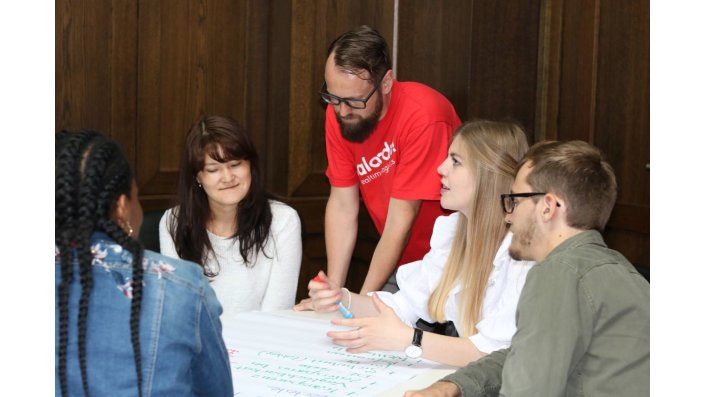 Daniel Mahnken (Saloodo!) unterstützt Studierende in der Gruppenarbeit