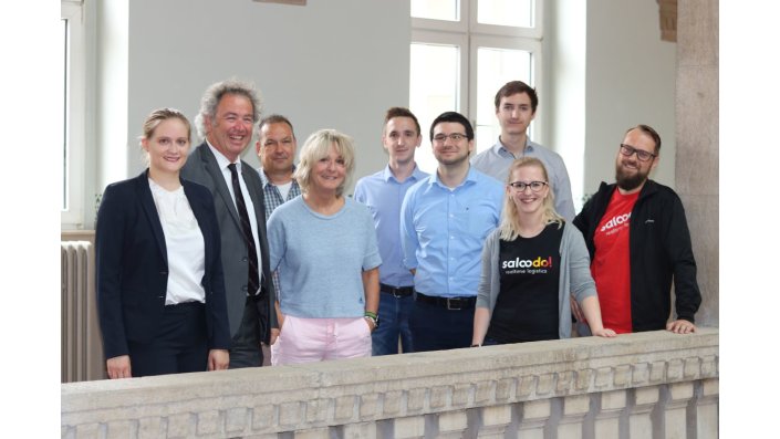 Prof. Dr. Hartmut Reinhard (TH Köln) und Judith Friesenhahn (TH Köln) zusammen mit Karin Lorenz, IBoA-Mitglied und COO von Saloodo!, sowie den DHL Freight und Saloodo! Mitarbeiterinnen und Mitarbeitern (DHL Freight: Benedikt Dahmen, Wolfgang Klauth, Arthur Rochowiak und Maxime Roland; Saloodo!: Janine Kupfer und Daniel Mahnken)