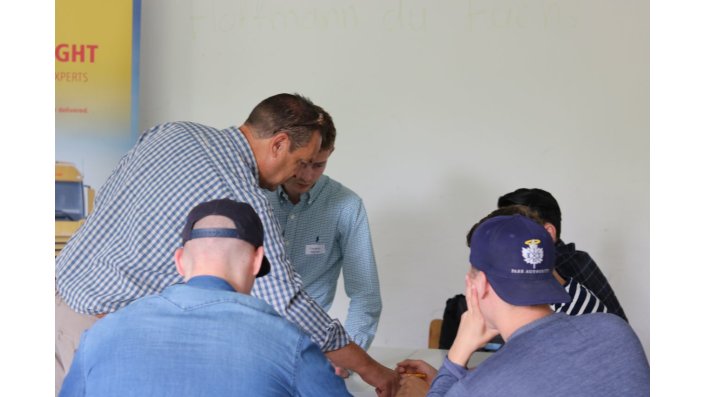 Wolfgang Klauth (DHL Freight) leitet eine Studentengruppe an