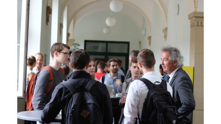Prof. Dr. Hartmut Reinhard im Gespräch mit einer Studierendengruppe