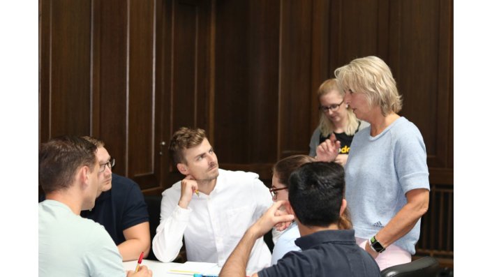 Karin Lorenz (Saloodo!) beantwortet Fragen von den Studierenden