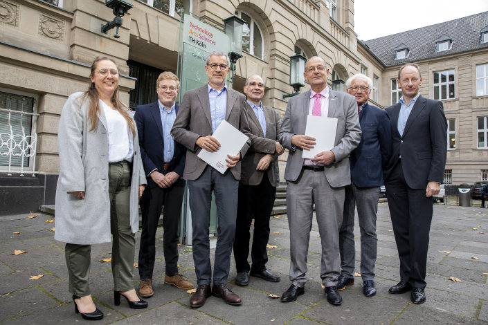 Kooperationspartner vor dem Campus Südstadt der TH Köln