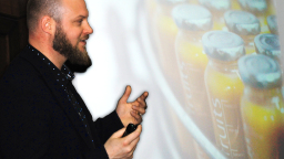 Nicolas Lecloux hält einen Vortrag im Mevissensaal, vor einer Leinwand. (Bild: TH Köln)