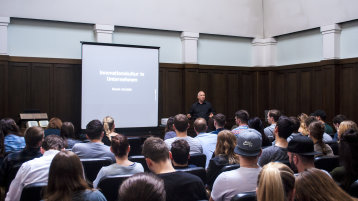 Daniel Attallah bei der Ringvorlesung Entrepreneurship & Innovation (Bild: Lukas Gawlik)