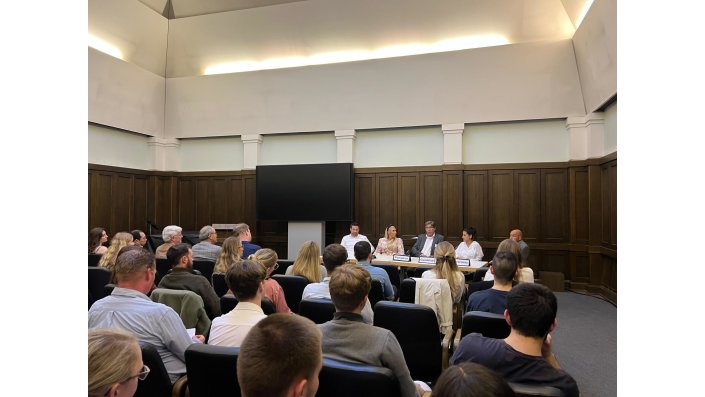 Ehemaligen-Treffen: Das "Große Seminar" von Professor Klein-Blenkers