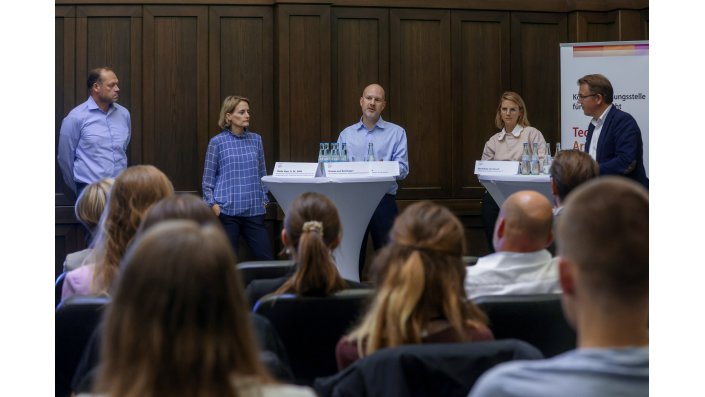 Teilnehmer der Eröffnungsveranstaltung des Masterstudiengangs Medienrecht und Medienwirtschaft am 12. September 2022