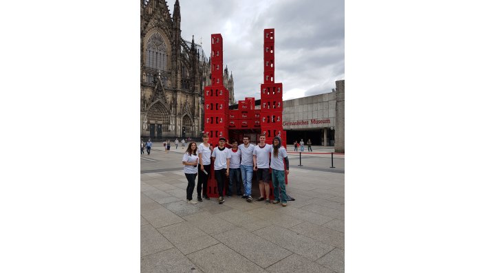 Der Kölner Dom wird aus Bierkisten nachgebaut