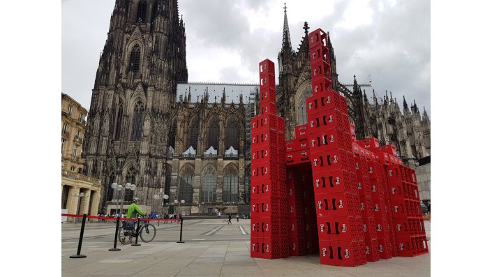 Der Kölner Dom wird aus Bierkisten nachgebaut