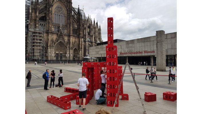 Der Kölner Dom wird aus Bierkisten nachgebaut