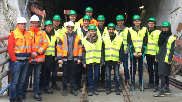 Eine Gruppe von Studierenden und Mitarbeitern steht vor dem Zugang zu einem U-Bahntunnel  (Bild: TH Köln)