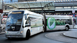 Wasserstoffhybrid-Bus im Hintergrund der Dom (Bild: Thilo Schmülgen/FH Köln)