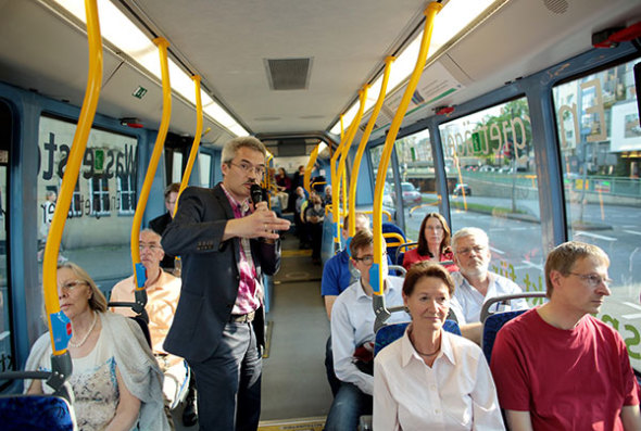 Prof. Dr. Andreas Lohner erklärt den Fahrgästen, mit welchen Energiequellen der Bus angetrieben wird