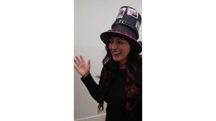 Melissa Ramírez mit ihrem Doktorhut