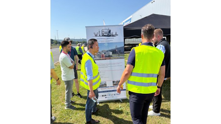 Interessierte Besucher am Stand