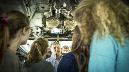 Fahrzeugbegutachtung im Fahrwerkelabor (Bild: Heike Fischer/FH Köln)