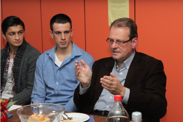 Hans Werner Nolden im Gespräch mit Studenten