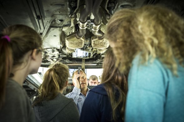 Fahrzeugbegutachtung im Fahrwerkelabor