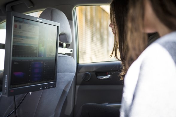 Schülerinnen führen eine Akustikmessung im Fahrzeug durch
