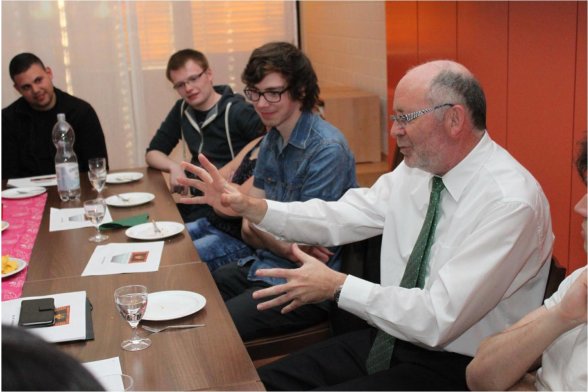 Wilfried Riemann im Gespräch mit Studierenden