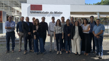 Gruppenbild der am Projekt NBSINFRA beteiligten Personen vor einem Gebäude der Universität Minho (Image: Elisabete Teixeira (Universidad do Minho))