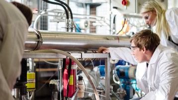 Studierende im Labor des Instituts für Analgen- und Verfahrenstechnik (Bild: Costa Belibasakis/ TH Köln)