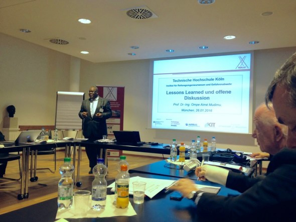 Prof. Mudimu beim Vortrag auf dem Abschlussworshop Prof. Mudimu beim Vortrag auf dem Abschlussworshop