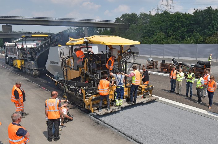 Demonstrationseinbau des mit neu konzipierten Komponenten bestückten Innovationsfertigers der STRABAG