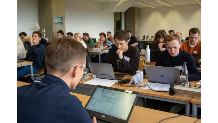 Konzentriertes Arbeiten während des Workshops des DWD