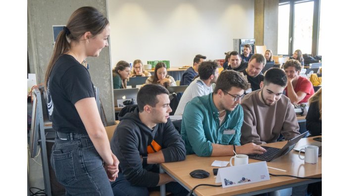 Gemeinsames arbeiten an Problemlösung während des Workshops von FloodWaive