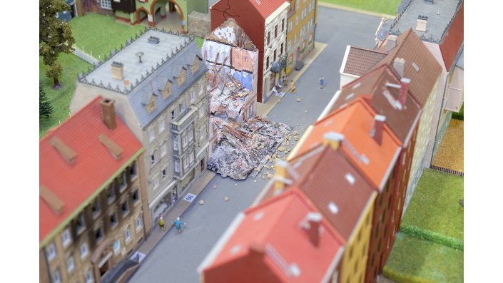Darstellung eines durch Gasexplosion zerstören Hauses auf der Planspielplatte.