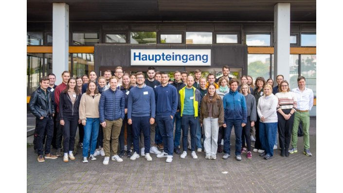 Gruppenbild mit den Teilnehmenden der Summer School