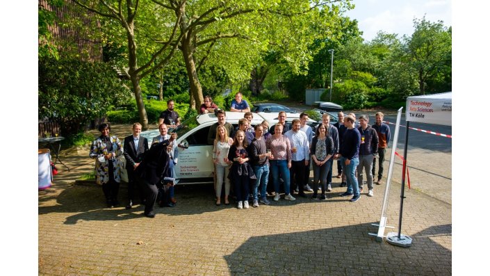 Gruppenfoto mit den Teilnehmenden vor dem Laborfahrzeug