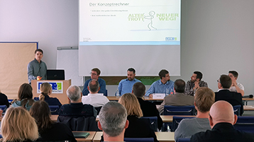 Eine Gruppe von Studenten präsentiert Ergebnisse vor einer größeren Gruppe von Zuhörerinnen und Zuhörern (Bild: Thorsten Schneiders/TH Köln) Eine Gruppe von Studenten präsentiert Ergebnisse vor einer größeren Gruppe von Zuhörerinnen und Zuhörern (Bild: Thorsten Schneiders/TH Köln)