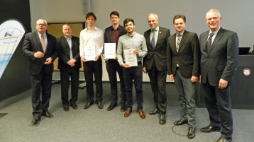 Prof. Dr. Christian Averkamp, Prof. Dr. Rainer Feldhaus, die Preisträger Hanno Rau, Lars Dorn und Mahdi Aleshahidi sowie Prof. Dr. Lothar Scheuer, Ulrich Stücker und Prof. Dr. Michael Bongards. (Bild: Fenja Jansen / TH Köln) Prof. Dr. Christian Averkamp, Prof. Dr. Rainer Feldhaus, die Preisträger Hanno Rau, Lars Dorn und Mahdi Aleshahidi sowie Prof. Dr. Lothar Scheuer, Ulrich Stücker und Prof. Dr. Michael Bongards. (Bild: Fenja Jansen / TH Köln)