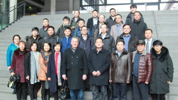 Prof. Dr. Hermann Siebdraht (vordere Reihe, mitte) zusammen mit der Besuchergruppe aus Mittelchina (Bild: Manfred Stern/ TH Köln)