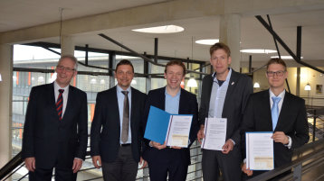 Prof. Dr. Michael Bongards und Prof. Dr. Jochen Blaurock mit den drei Gewinnern des Steinmüller-Engineerin-Förderpreises  (Bild: Daniel Beer / TH Köln)