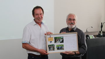 Prof. Klocke übergab als Geschenk u.a. eine Erinnerung an das Projekt C.I.T.Y. (Bild: Manfred Stern / TH Köln)