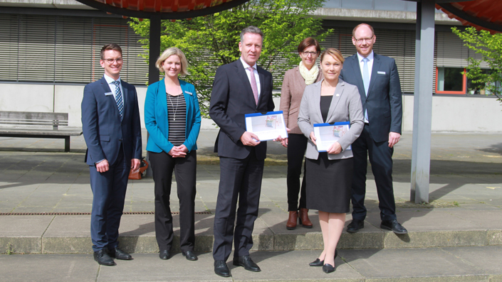 Volksbank-Vorstandsvorsitzender Ingo Stockhausen (4.v.r.) mit Prof. Dr. Monika Engelen (2.v.r.) und Mitarbeiterinnen und Mitarbeitern der Volksbank Oberberg eG