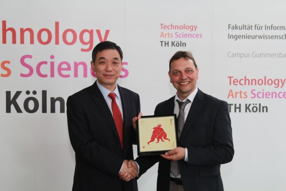 Delegationsleiter Guoha Gao und Prodekan Prof. Dr. Jochen Blaurock