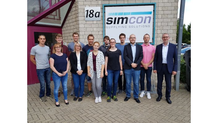 Studierende des Campus Gummersbach besuchten den Spritzgusssoftwarehersteller Simcon in Würselen.