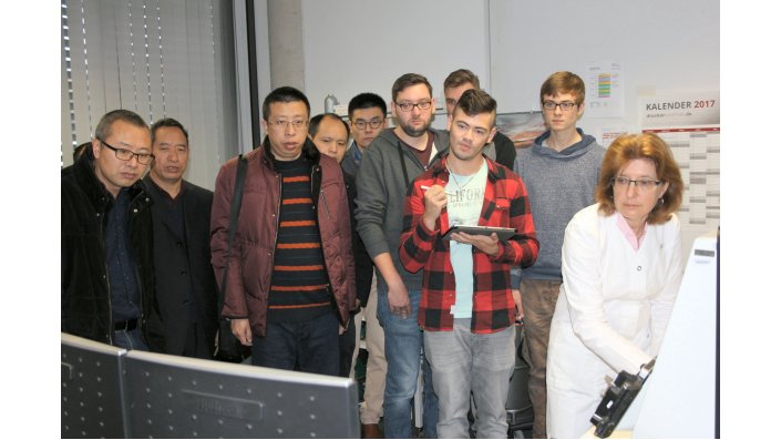 Labormitarbeiterin Ines Schulz zeigte Materialproben im Rasterelektronenmikroskop