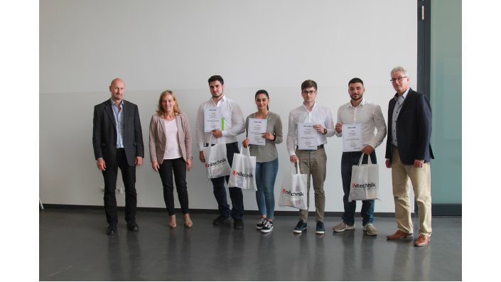  Rainer Poppeck und Marion Minneker (Unitechnik), 2. Platz für das Team der Firma "SMART APP" mit Emre Ataman, Furkan Camuralioglu, Pinar Erdurak und Bilal Khabbaz, Wolfgang von Scheidt (TH Köln, rechts)