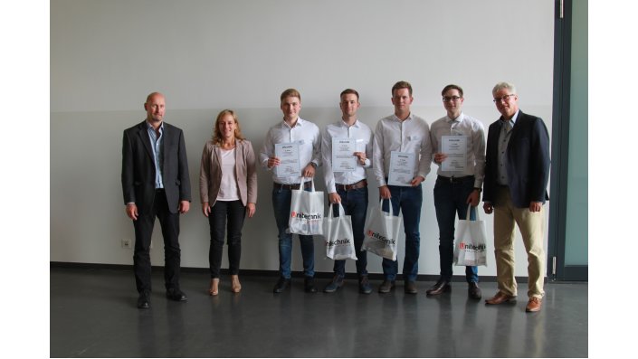 Rainer Poppeck und Marion Minneker (Unitechnik), 3. Platz für das Team der Firma „CCNS-Solutions“ mit Christoph Lentzen, Niklas Pietrula, Sebastian Schönhoff und Carsten Wohlgemuth, Wolfgang von Scheidt (TH Köln, rechts)